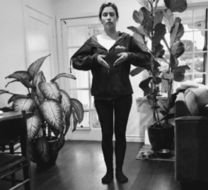 Junge Frau in Qi Gong Haltung